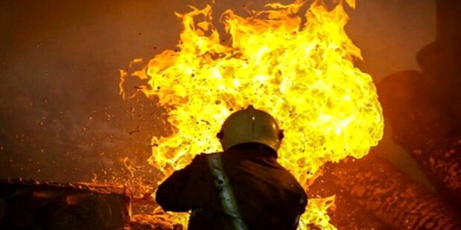 آتش سوزی مهیب در یک انبار نگهداری کفش