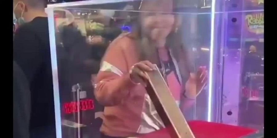 این دختر خوش شانس یک شبه میلیاردر شد + فیلم