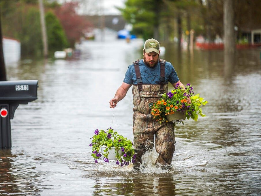 1 Michigan dam breached, another at risk amid Midwest floods