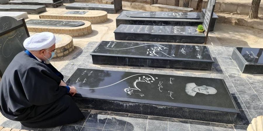 تصاویری از حسن روحانی بر مزار پدر و مادرش در سرخه