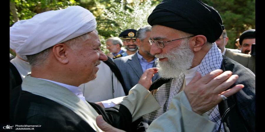 بوسه آیت الله هاشمی به پیشانی رهبر انقلاب + عکس