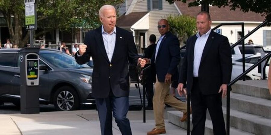 پاسخ متفاوت بایدن به خبرنگاران / او 3 بار به بالا پرید