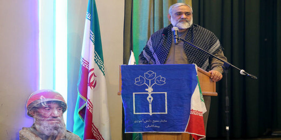 انتقاد سردار نقدی از وجود موز خارجی روی میز ادارات و سپاه