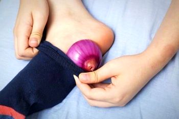 معجزات درمانی گذاشتن پیاز داخل جوراب 
