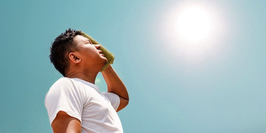 لحظه آتش گرفتن یک خودرو در اهواز به علت گرمای هوا+فیلم